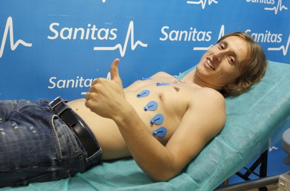 Modric có mặt ở bệnh viện Sanitas-La Moraleja thủ đô Madrid để tiến hành kiểm tra sức khỏe...